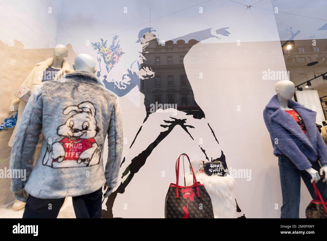 Ich vermute, der Laden in der Regent's Street hat Banksy-Kunstwerke an der Ladenfront wieder aufgehängt. Banksy hat gestern auf Instagram gepostet und vermutet, dass sie Drogen genommen hat Stockfoto