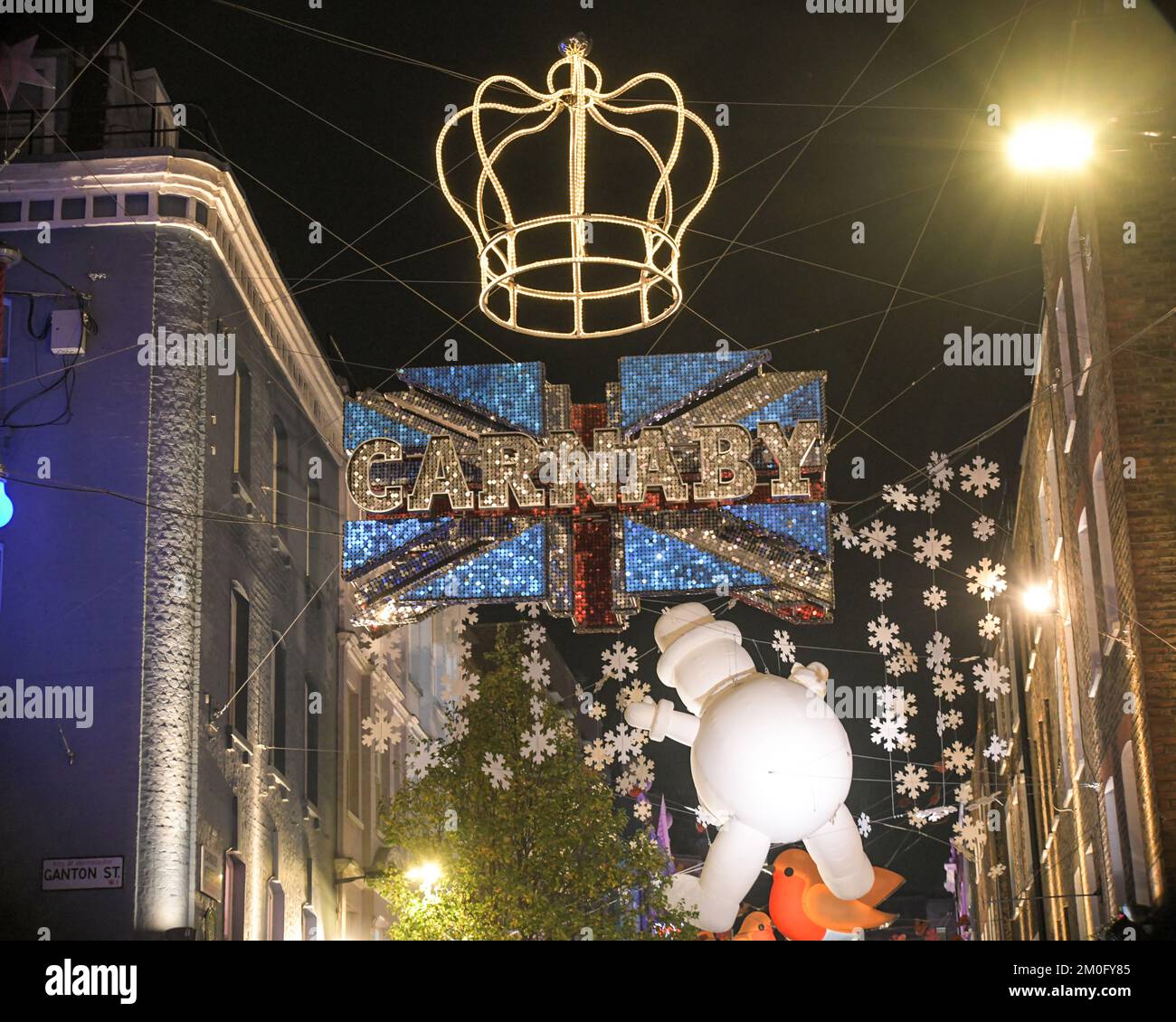 Londons Carnaby 2022 Weihnachtslichter Medley der Themen, Unterwasserwelt, riesiger Schneemann, Weltraum, Rotkehlchen Rolling Stones, Klimanotfall Stockfoto