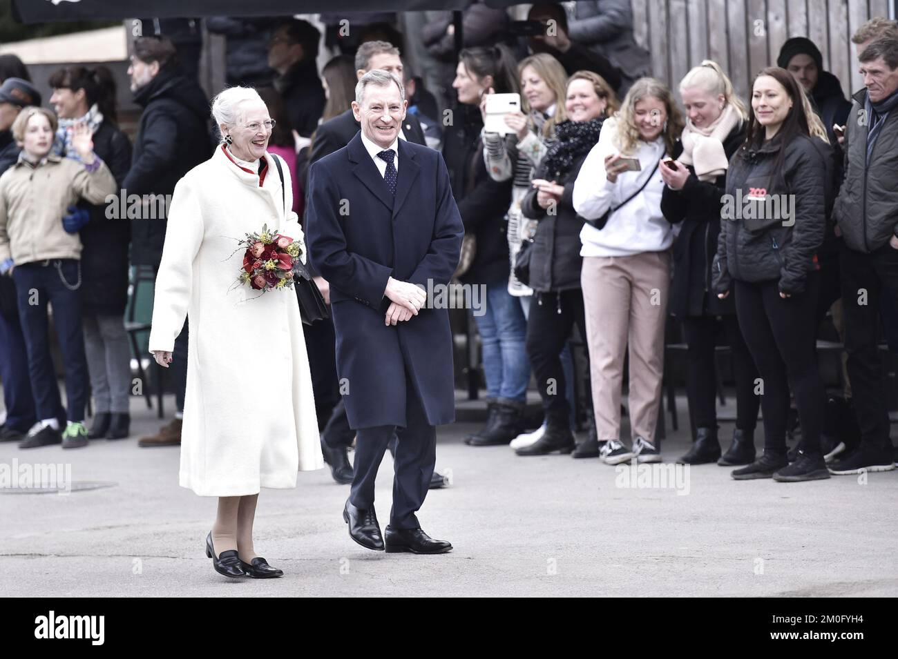 Am 10. 2019. April führten Ihre Majestät Königin Margrethe und die königliche Kronprinzessin Mary die offizielle Eröffnung des neuen Kopenhagener Zoo-Pandabandes durch. Damit beginnt das Forschungsprojekt Sino-Dänemark Giant Panda Joint Research Project Cooperation ein Zucht- und Forschungsprogramm. Das Panda-Gehege ist ab April 11. für die Öffentlichkeit zugänglich. Stockfoto