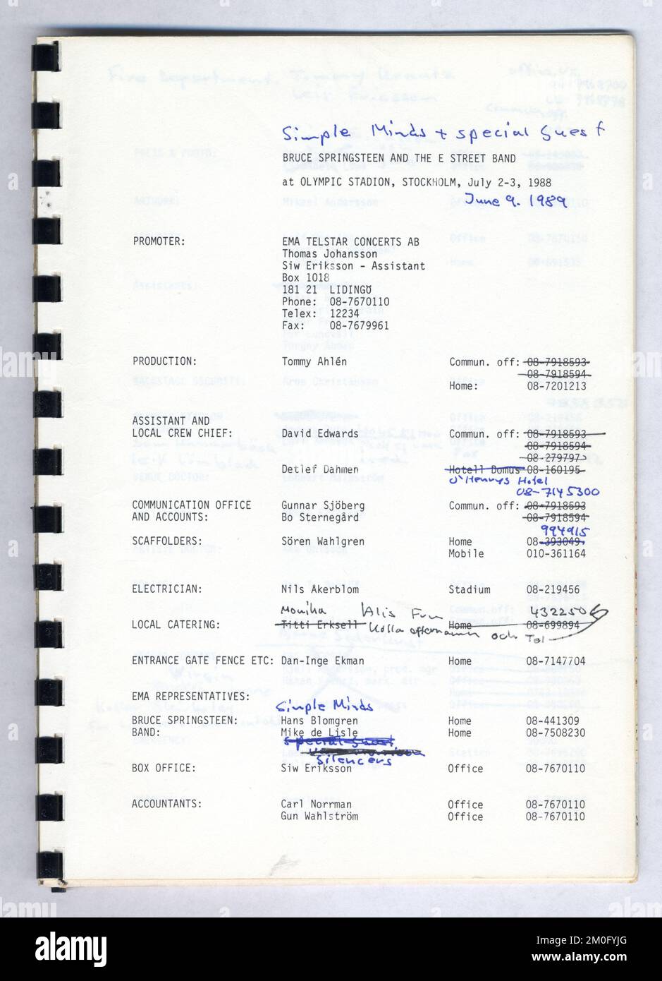 Bruce Springsteen Tunnel Of Love Express Tour 1988 Uhr. Diese Broschüre wurde von den Veranstaltern EMA Telstar für drei Konzerte im Olympiastadion in Stockholm im Juli 1988 und Juni 1989 erstellt. Produziert für Musiker, Straßenbesatzungen, Techniker und alle, die an der Aufführung der Show beteiligt sind. Es enthält jede Menge detaillierter Informationen zu Kontakten, Sicherheit, Hotels, sowie genaue Zeitangaben der Veranstaltung, lokale Restaurants und sogar eine Karte der Gegend. Stockfoto