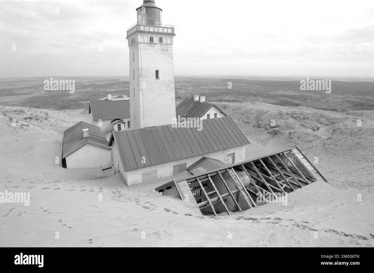Seit 120 Jahren steht der Leuchtturm Rubjerg Knude auf einer Sanddüne an der nördlichen dänischen Küste, aber die Küstenerosion durch Nordseewinde drohte, ihn ins Meer zu stürzen. Jetzt wurde die 720-Tonnen-Konstruktion gespeichert, um sie anzuheben und 70m m (230ft Fuß) ins Landesinnere „wie Schlittschuhe auf Schienen“ zu bewegen. Stockfoto