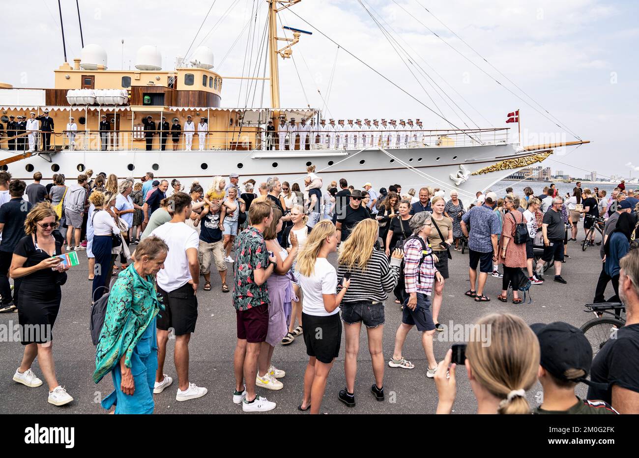 Königin Margrethe kommt in Aalborg an Bord der königlichen Yacht Dannebrog am Montag, den 26. Juli 2021. Die dänische königliche Yacht Dannebrog ist nach Motorproblemen Anfang Juli wieder in See geflogen. Am Samstag ging die Königin in Kopenhagen an Bord des Schiffes. Am Sonntag segelte Dannebrog nach Aalborg in Nordjütland. Und am Montag kamen Königin Margrethe und Dannebrog in Aalborg an. Die geplante Reise der Königin nach Grönland wurde aufgrund der derzeitigen COVID-19-Infektionsraten verschoben. Stattdessen wird die Queen jetzt in der königlichen Jagdhütte in Trend in Himmerland übernachten. (Foto: Henning Bagger/Ritzau Scanpix) Stockfoto