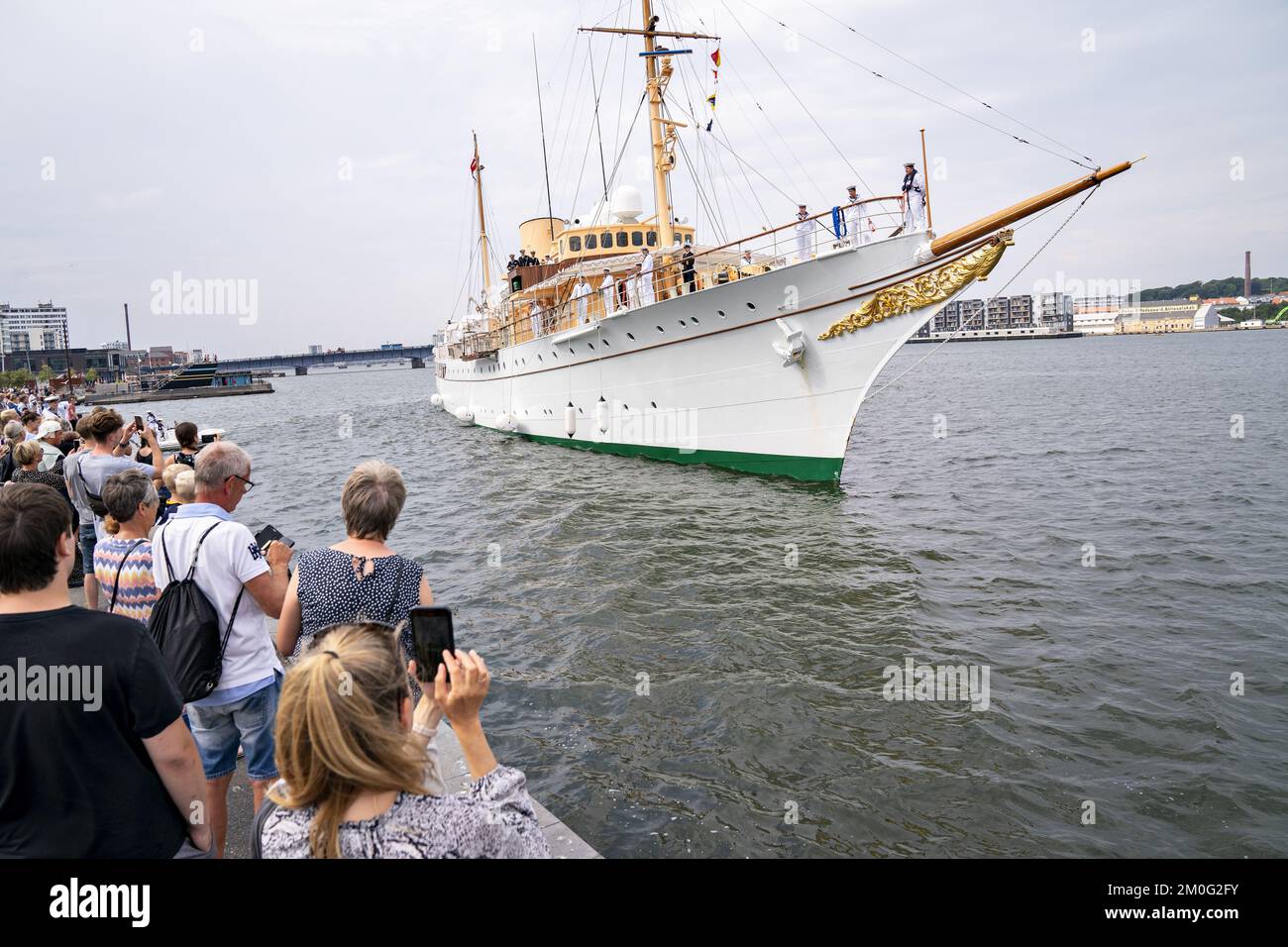 Königin Margrethe kommt in Aalborg an Bord der königlichen Yacht ...