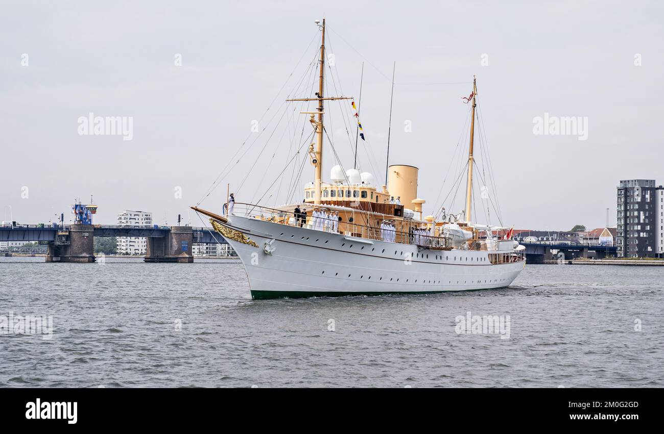 Königin Margrethe kommt in Aalborg an Bord der königlichen Yacht Dannebrog am Montag, den 26. Juli 2021. Die dänische königliche Yacht Dannebrog ist nach Motorproblemen Anfang Juli wieder in See geflogen. Am Samstag ging die Königin in Kopenhagen an Bord des Schiffes. Am Sonntag segelte Dannebrog nach Aalborg in Nordjütland. Und am Montag kamen Königin Margrethe und Dannebrog in Aalborg an. Die geplante Reise der Königin nach Grönland wurde aufgrund der derzeitigen COVID-19-Infektionsraten verschoben. Stattdessen wird die Queen jetzt in der königlichen Jagdhütte in Trend in Himmerland übernachten. (Foto: Henning Bagger/Ritzau Scanpix) Stockfoto