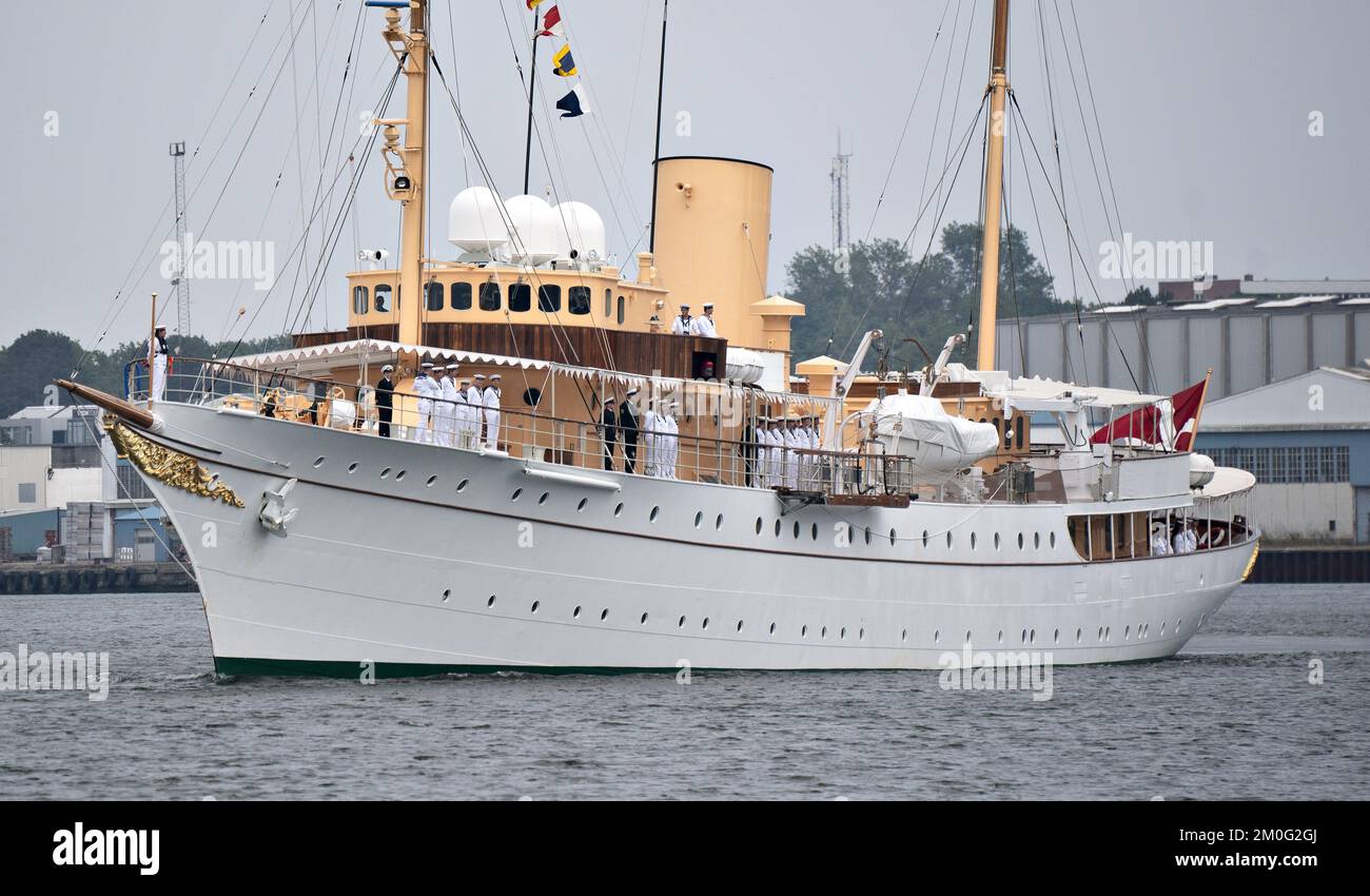 Königin Margrethe kommt in Aalborg an Bord der königlichen Yacht Dannebrog am Montag, den 26. Juli 2021. Die dänische königliche Yacht Dannebrog ist nach Motorproblemen Anfang Juli wieder in See geflogen. Am Samstag ging die Königin in Kopenhagen an Bord des Schiffes. Am Sonntag segelte Dannebrog nach Aalborg in Nordjütland. Und am Montag kamen Königin Margrethe und Dannebrog in Aalborg an. Die geplante Reise der Königin nach Grönland wurde aufgrund der derzeitigen COVID-19-Infektionsraten verschoben. Stattdessen wird die Queen jetzt in der königlichen Jagdhütte in Trend in Himmerland übernachten. (Foto: Henning Bagger/Ritzau Scanpix) Stockfoto