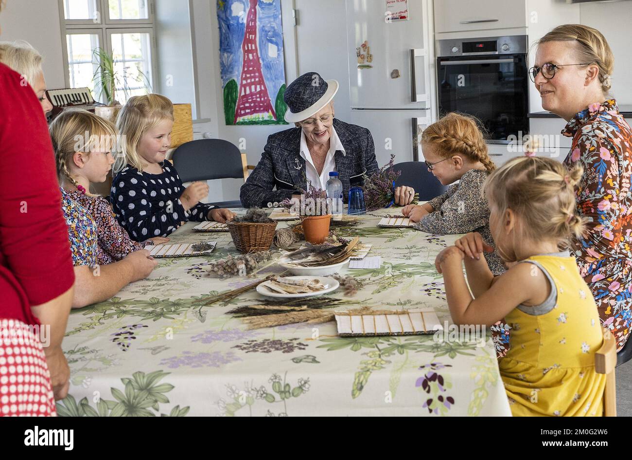 Königin Margrethe beendet ihre Sommerrundfahrt an Bord der Royal Yacht Dannebrog auf FanÃ¸ in der Nordsee. Mittwoch, 1. September 2021. Bei ihrer Ankunft wurde die Königin vom Bürgermeister von FanÃ¸ Sofie ValbjÃ¸rn begrüßt. Während des Besuchs besuchte die Königin unter anderem eine Aufführung von Tänzern der FanÃ¸ Volkstanzgesellschaft und besuchte FanÃ¸ Shipping and Costume Collection. Sie besuchte auch Rindby Beach, wo sie ein paar Strandaktivitäten kennenlernte und mehr über die Rolle des Strandes für den Inseltourismus erfuhr. FanÃ¸ winkte der Königin Auf Wiedersehen am Fähranleger in Nordby zu, wo Stockfoto