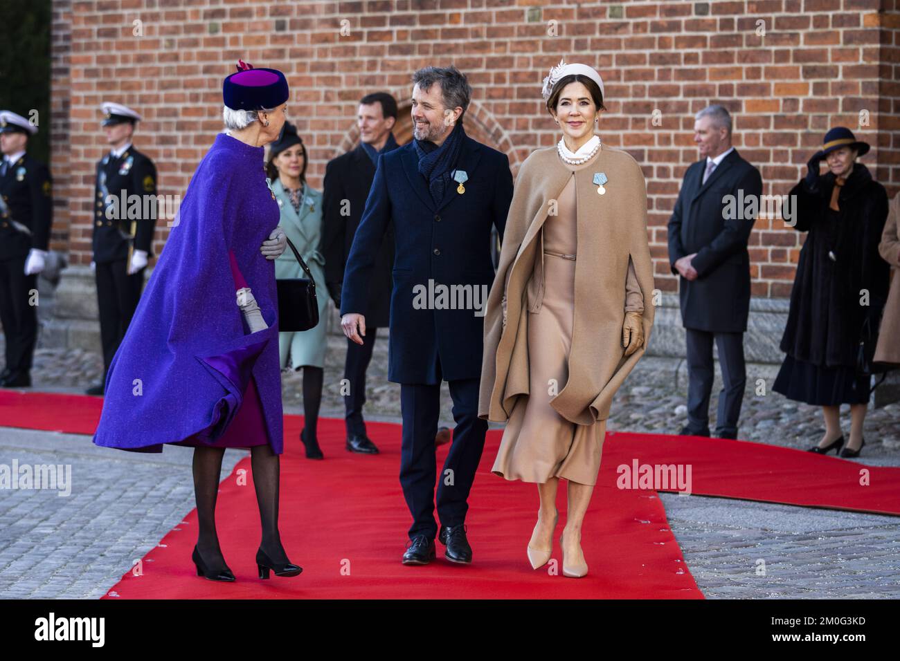 Königin Margrethe, Kronprinz Frederik, Kronprinzessin Mary, Prinz Joachim, Prinzessin Marie, Und Prinzessin Benedikte legte Kränze an Frederik IX. Grab in der Kathedrale von Roskilde, zum Gedenken an den 50.. Todestag des Königs. Im Zusammenhang mit Königin Margrethe's Golden Jubilee (50 Jahre auf dem Thron). Freitag, 14. Januar 2022. (Foto: Martin Sylvest / Ritzau Scanpix) Stockfoto