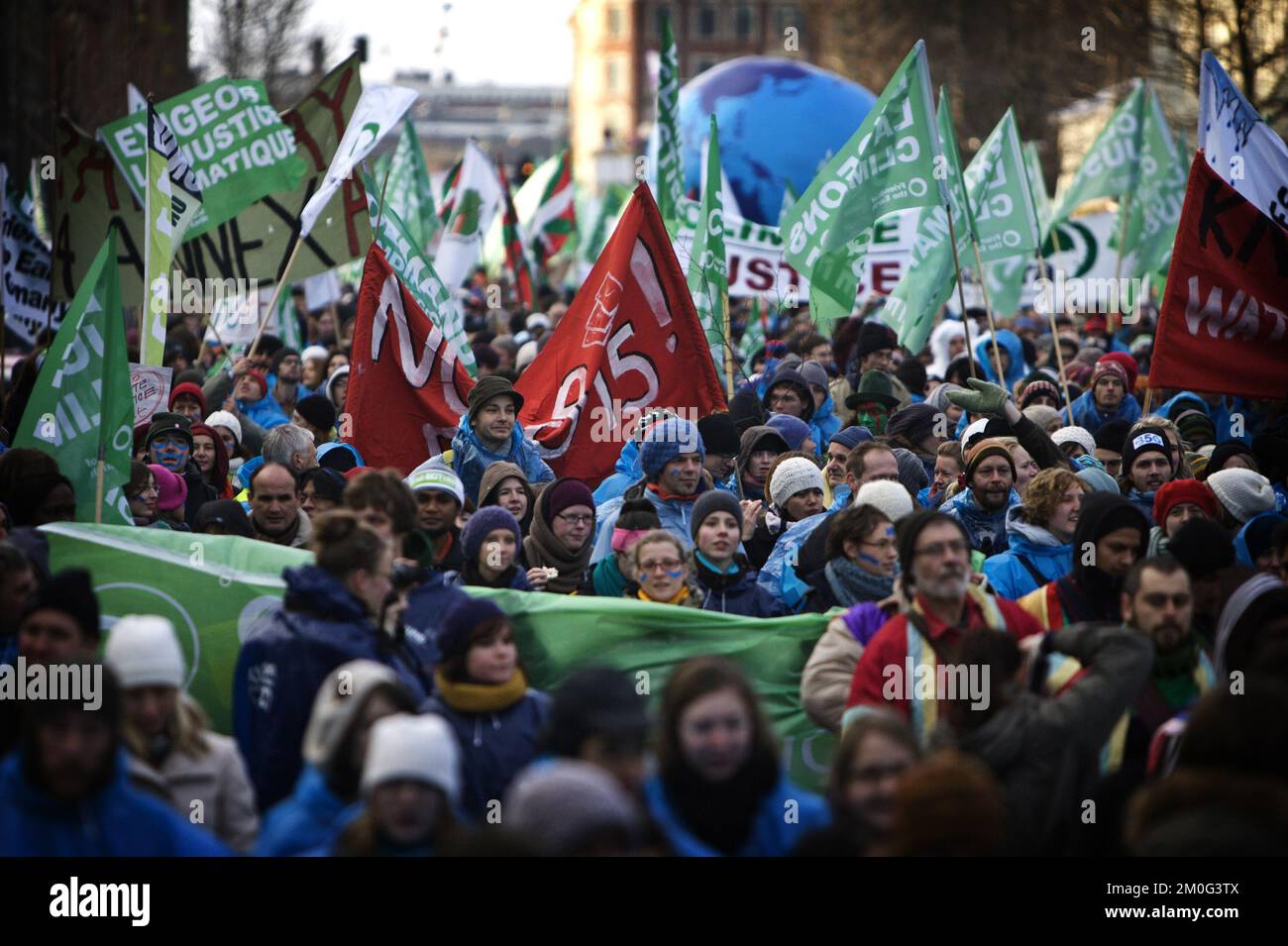 Tausende von Menschen demonstrieren auf der Straße im Zentrum von Kopenhagen, Dänemark. Große Menschenmassen kamen für eine Demonstration vom Stadtzentrum zum Bella-Zentrum, um den Unterhändlern der COP15 eine Klimabotschaft zu übermitteln. Stockfoto