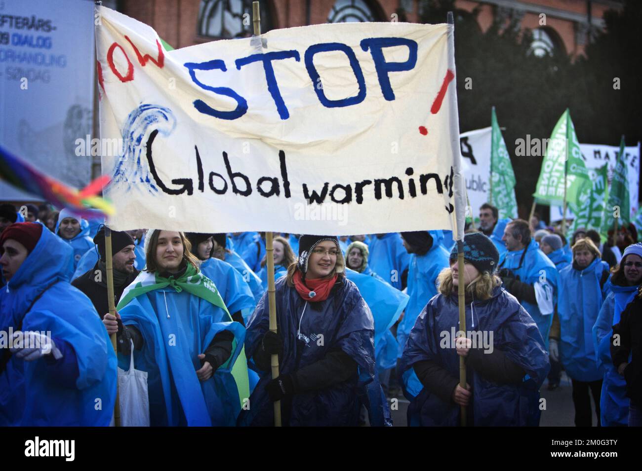 Tausende von Menschen demonstrieren auf der Straße im Zentrum von Kopenhagen, Dänemark. Große Menschenmassen kamen für eine Demonstration vom Stadtzentrum zum Bella-Zentrum, um den Unterhändlern der COP15 eine Klimabotschaft zu übermitteln. Stockfoto