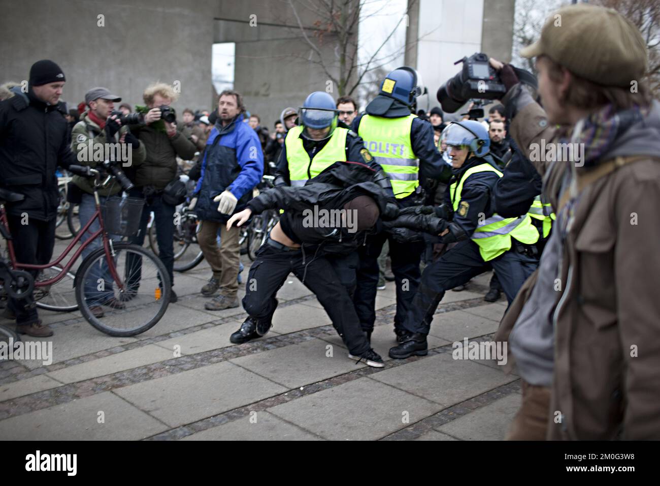 Demonstranten stoßen bei einem Protest auf den Straßen im Zentrum von Kopenhagen, Dänemark, auf die Polizei. Große Menschenmassen kamen zu einer Demonstration vom Stadtzentrum zum Bella Centre, um den Unterhändlern der COP15 eine Klimabotschaft zu übermitteln Stockfoto