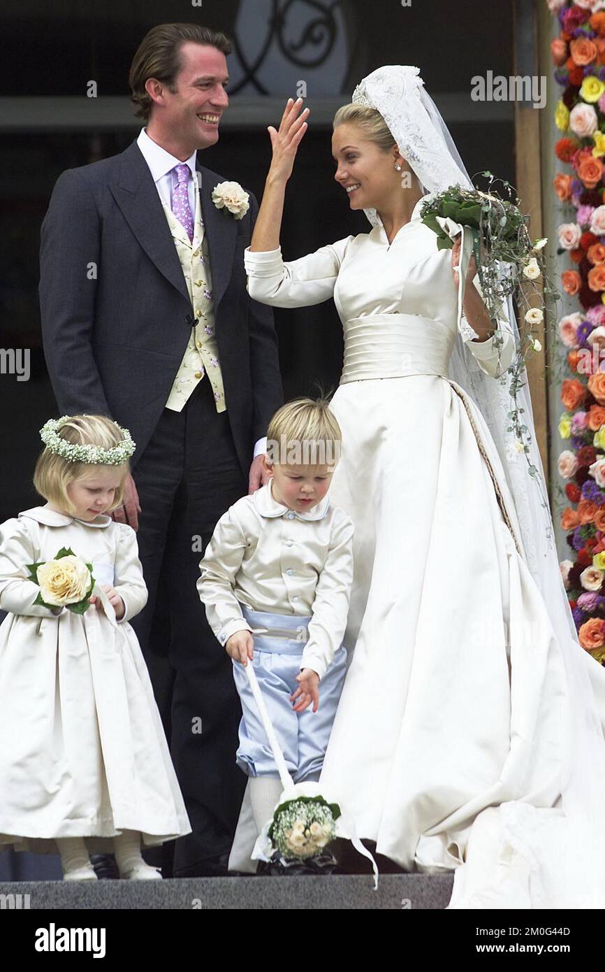 Rory Fleming mit seiner neuen Braut Baronin Caroline Fleming auf den Stufen im Valdemars Slot Castle in Dänemark. Stockfoto