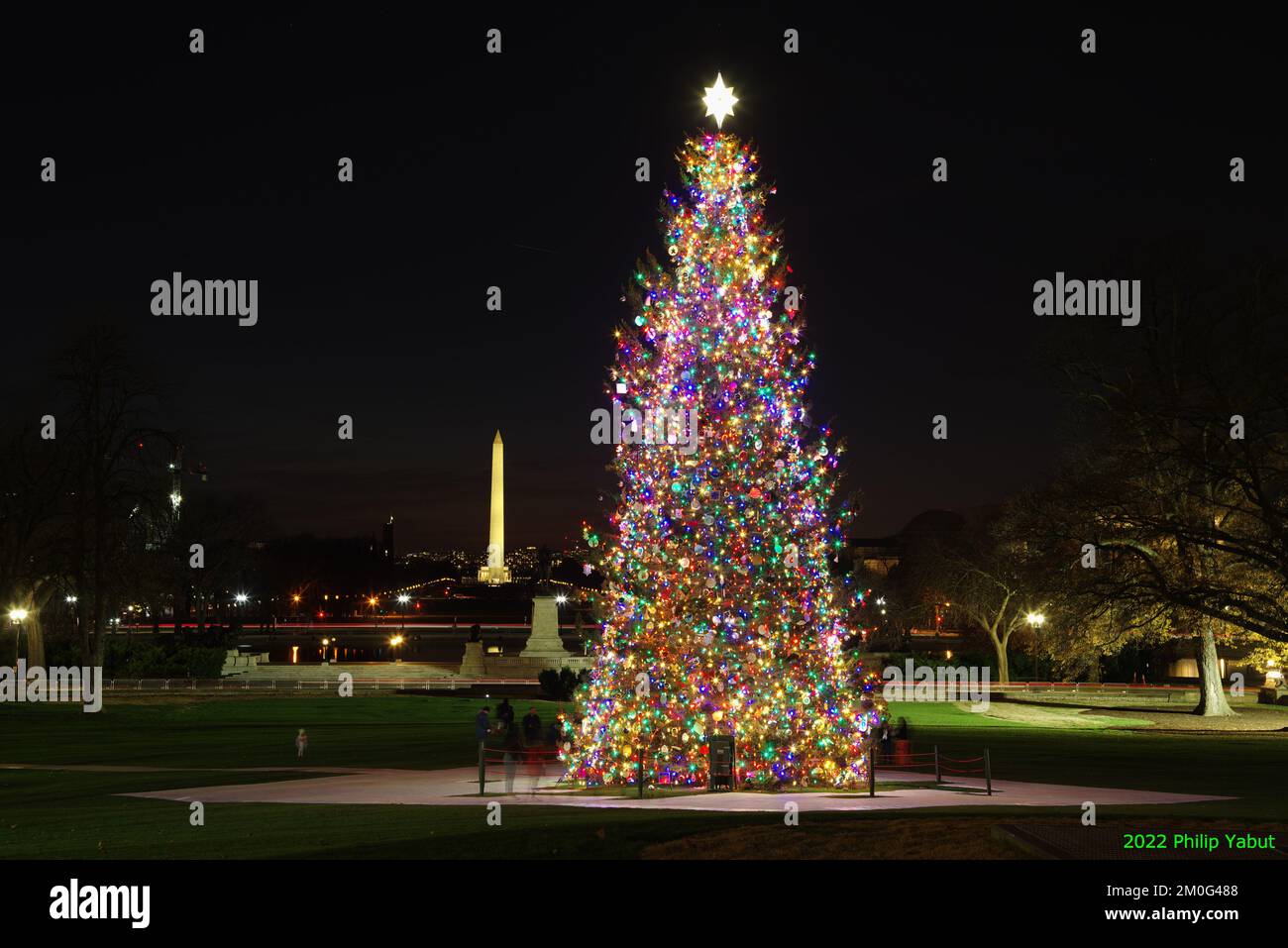 Der Weihnachtsbaum des Capitol 2022 mit Blick auf die National Mall glänzt. Stockfoto