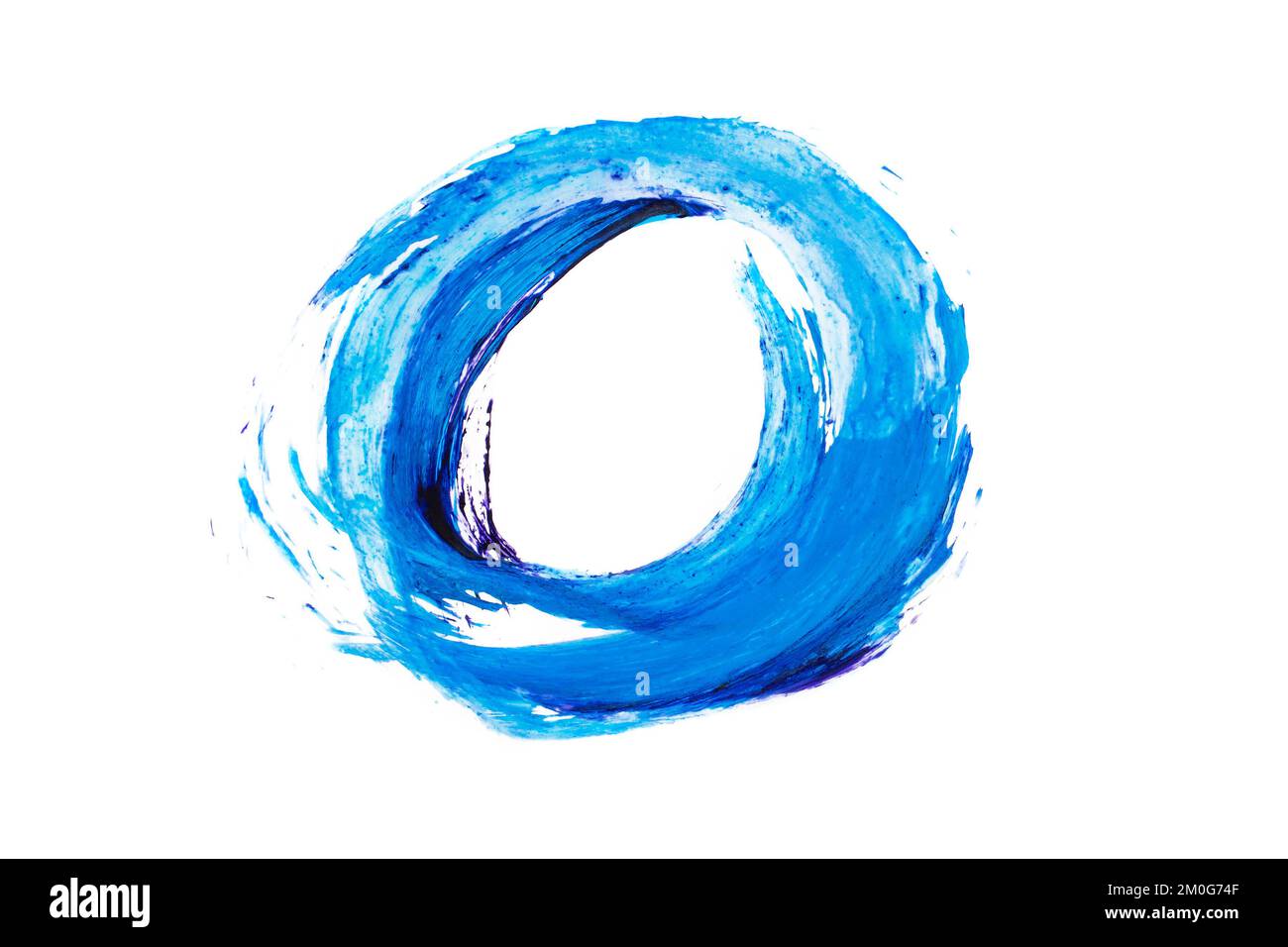 Abstrakter künstlerischer runder Pinsel aus blauem Acryl. Isoliert auf weißem Hintergrund. Stockfoto