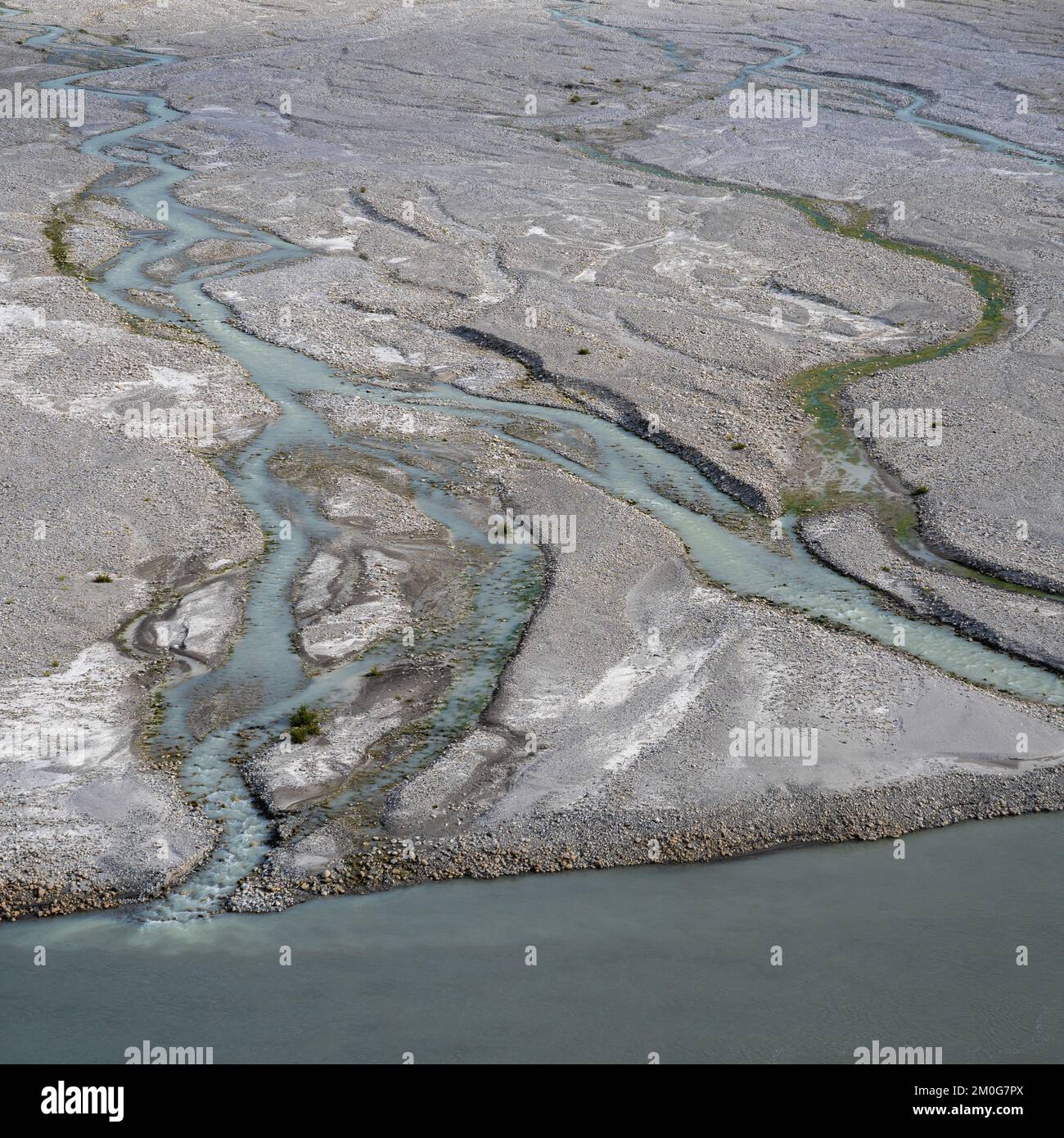 Landschaftsblick auf den milchig türkisfarbenen Fluss, der von der afghanischen Seite in den Fluss Panj in der Nähe von Langar, Wakhan Corridor, Gorno-Badakshan, Tadschikistan Pamir fließt Stockfoto