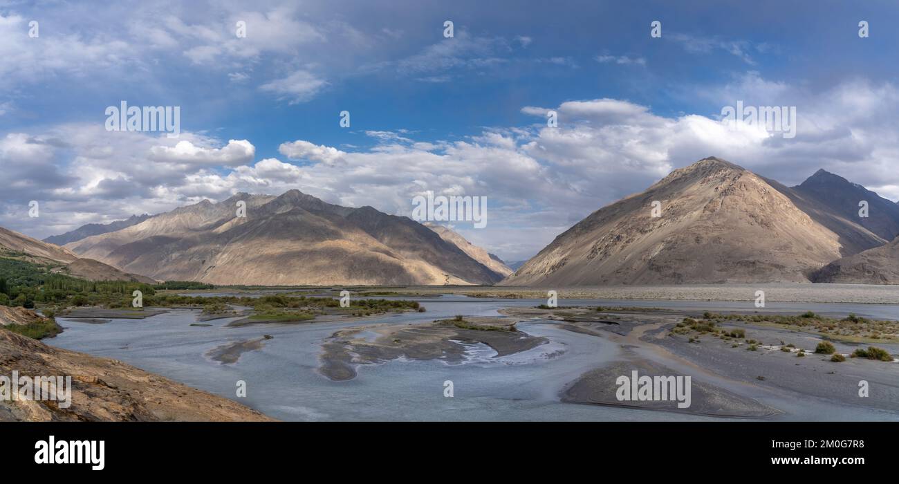 Panoramablick auf den Wakhan-Korridor des Panj-Flusstals und die Hindu-Kush-Gebirgskette in Afghanistan bei Langar, Gorno-Badakshan, Tadschikistan Pamir Stockfoto