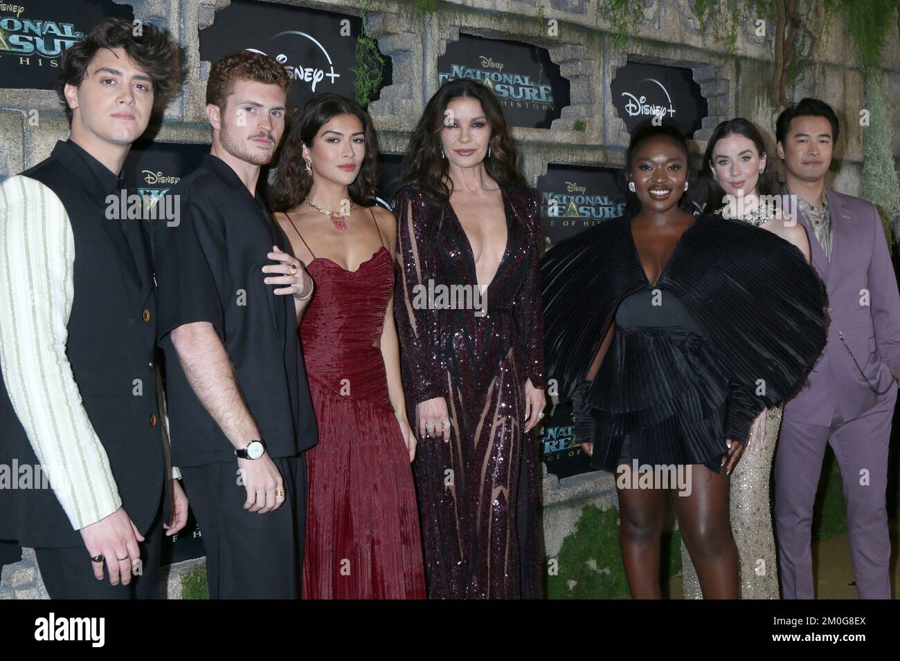 Los Angeles, USA. 05.. Dezember 2022. Antonio Cipriano, Jake Austin Walker, Lisette Olivera, Catherine Zeta-Jones, Zuri Reed, Lyndon Smith, Jordan Rodrigues im National Treasure - Edge of History Disney Original Series Red Carpet Event im El Capitan Theater am 5. Dezember 2022 in Los Angeles, CA (Foto von Katrina Jordan/Sipa USA). Guthaben: SIPA USA/Alamy Live News Stockfoto