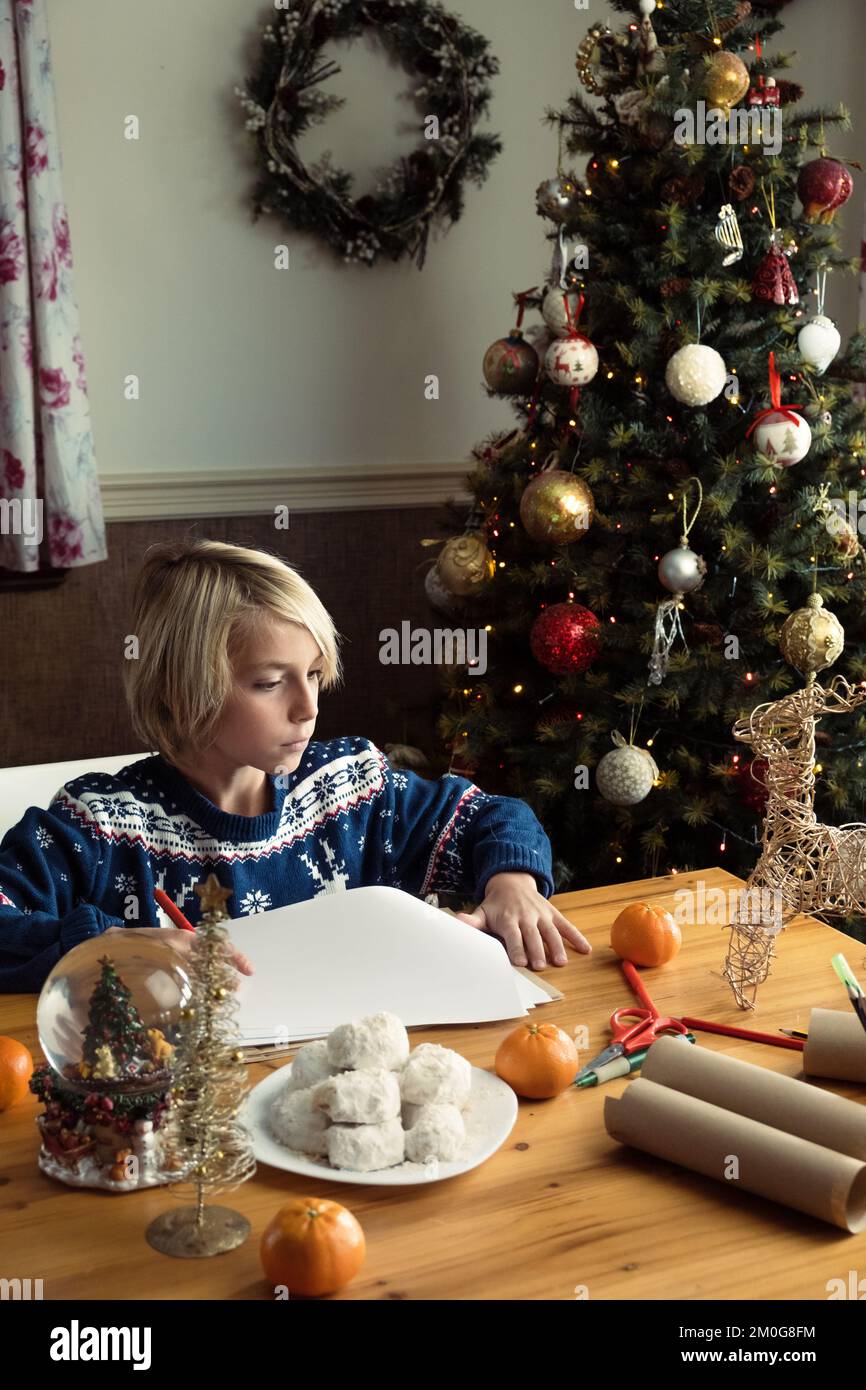 Ein Kind schreibt einen Brief an den Weihnachtsmann. Stockfoto