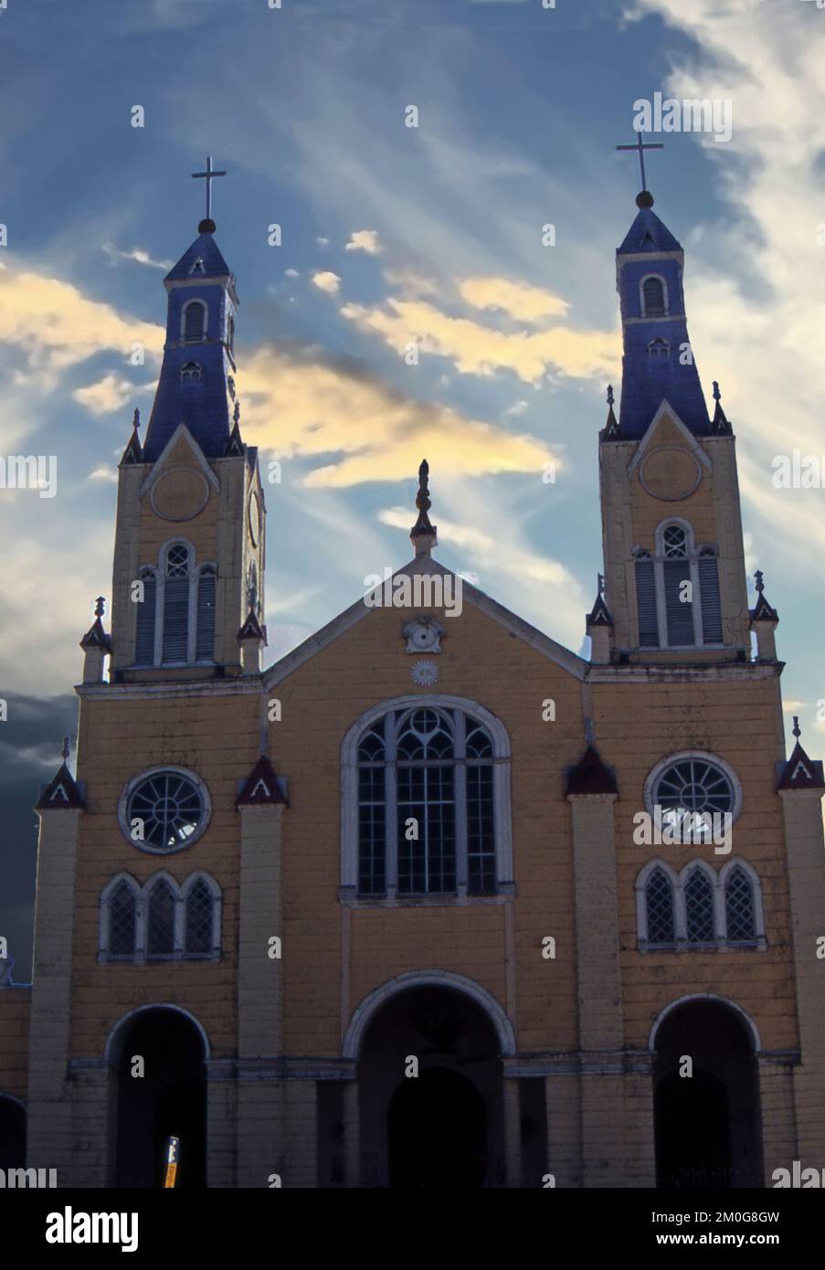 Patagonien Chile. Castro, Insel Chiloé. Sonnenaufgang an der St. Francis Kathedrale (gescannt von der Farbrutsche) Stockfoto