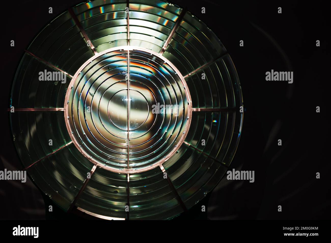 Nahaufnahme mit Fresnel-Objektiv. Es handelt sich um eine Kompaktlinse aus Verbundwerkstoff, die vom französischen Physiker Augustin-Jean Fresnel für den Einsatz in Leuchttürmen entwickelt wurde Stockfoto