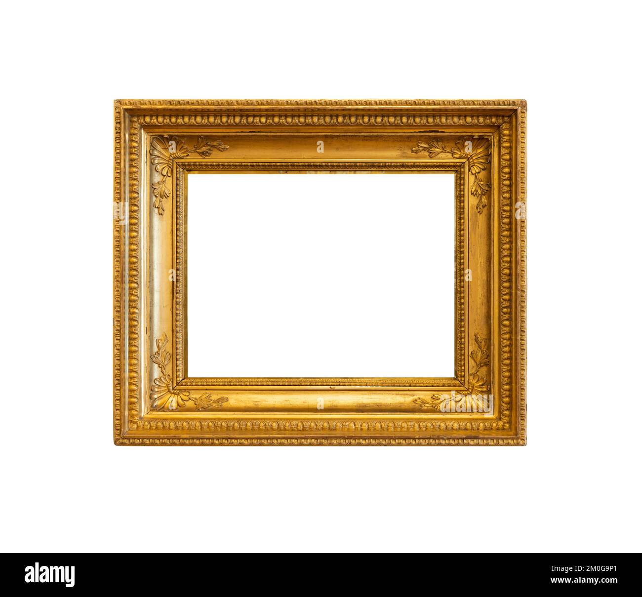 Rechteckiger vergoldeter, leerer Holzrahmen isoliert auf weißem Hintergrund, Vorlagenfoto auf der Vorderseite mit leerem Kopierbereich Stockfoto