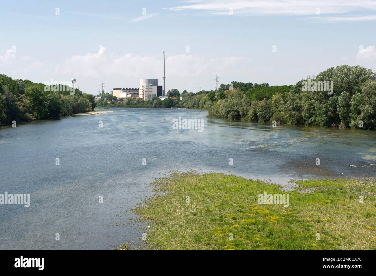 po River und ehemaliges Kernkraftwerk, Trino, italien Stockfoto