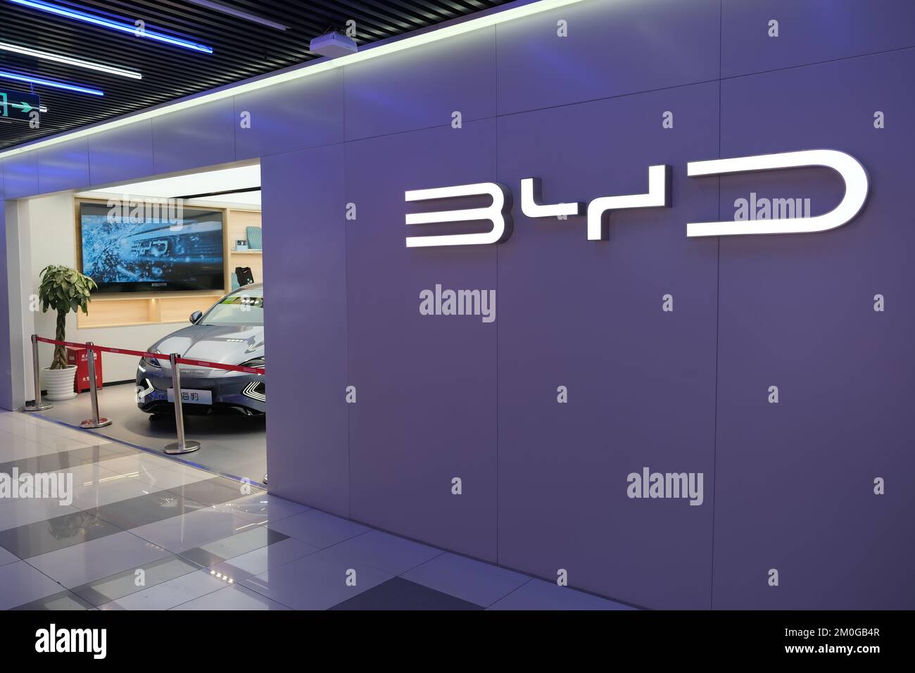 Shanghai, China – Dez. 4. 2022: Schild für BYD-Autohaus. Chinesische EV-Marke Stockfoto