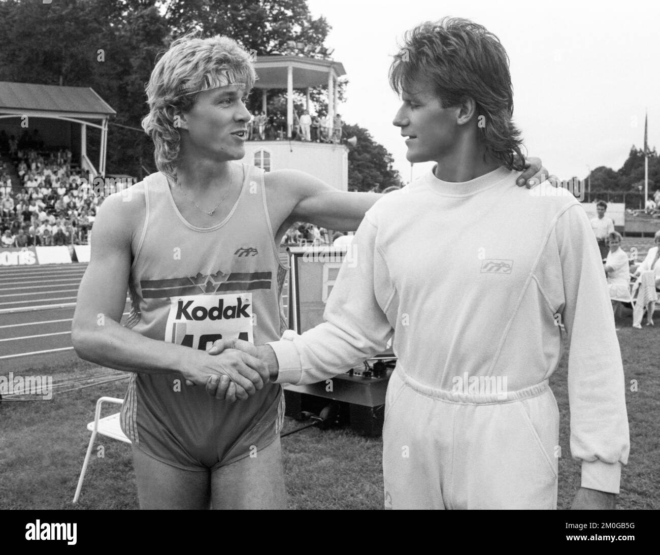 European Cup Silver Final in Athletics 1987-06-27 in Göteborg, schwedischer Mannschaftskapitän Miro Zalar, gratuliert Arne Holm Schweden zu seinem dritten Platz im Dreifachsprung von 17,05 m. Stockfoto