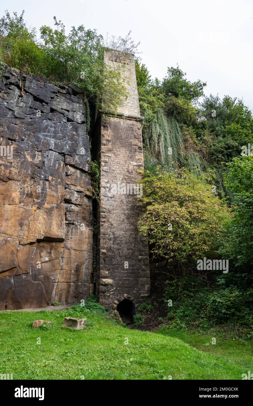 Alter Schornstein in der Nähe der Ruine von Torr Vale Mill im Torrs Riverside Park, New Mills, Derbyshire, England. Stockfoto