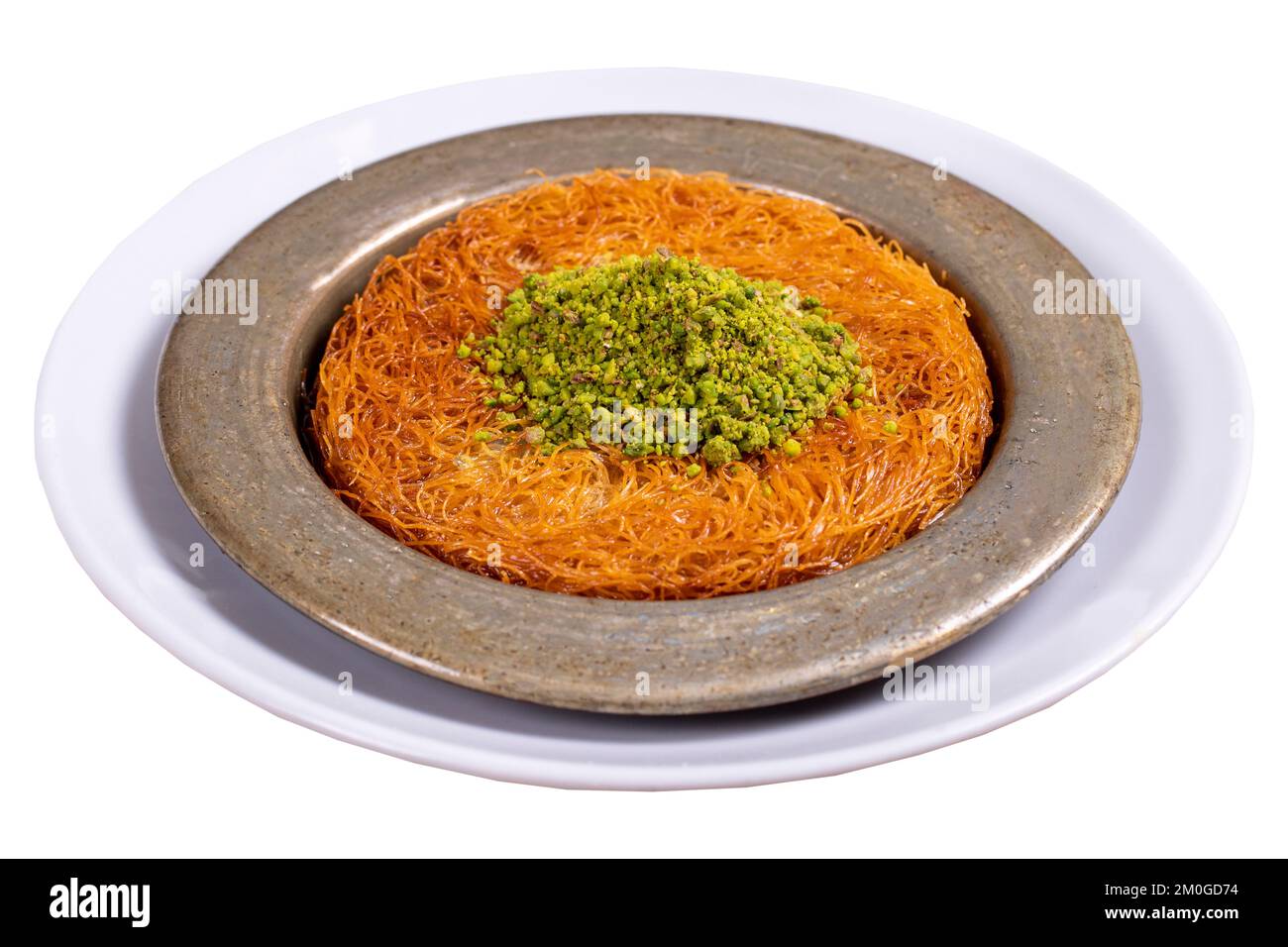 Kunefe. Traditionelle türkische Küche. Kunefe mit Pistazien auf weißem Hintergrund isoliert. Schließen Stockfoto