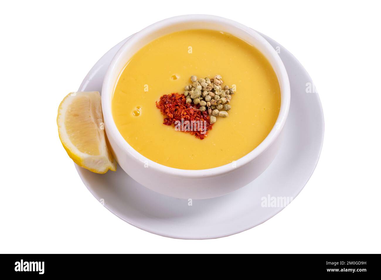 Linsensuppe. Gestreckte Linsensuppe, isoliert auf weißem Hintergrund. Traditionelle türkische Küche. Nahaufnahme. Lokaler Name suzme mercimek corbasi Stockfoto