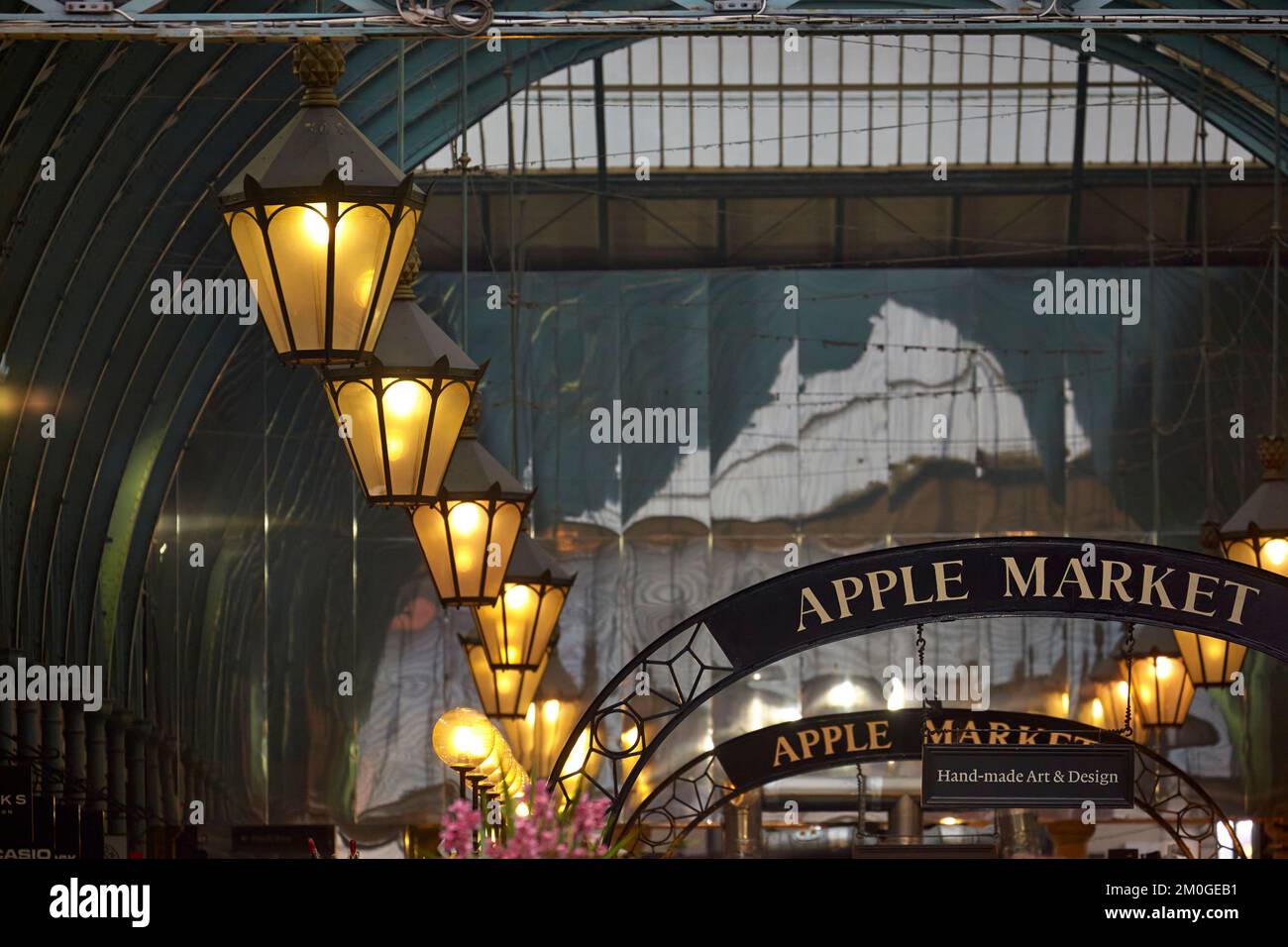 Apple Market Schild und Reihe von Lichtern in Covent Garden Market, London, Großbritannien. Stockfoto
