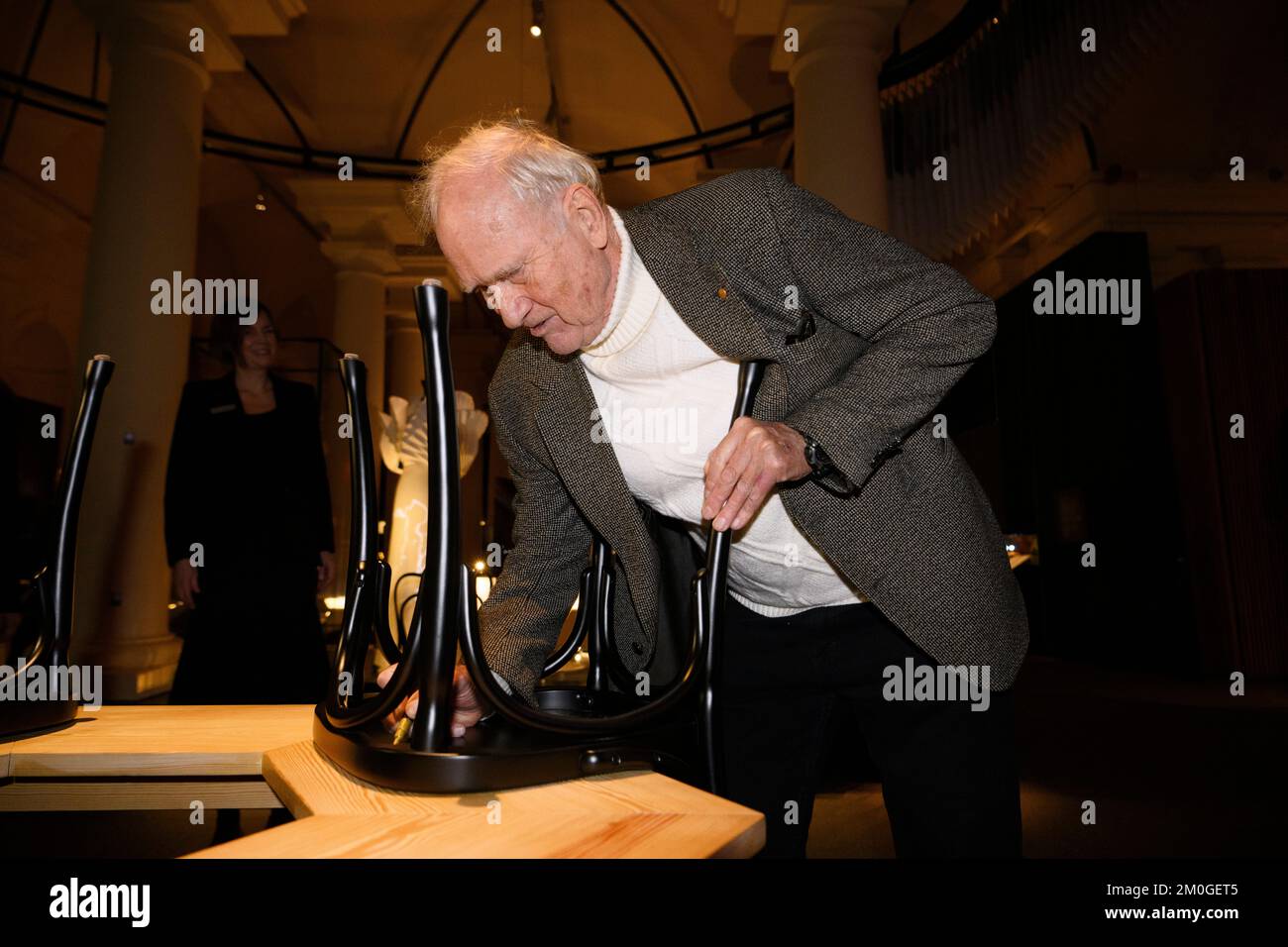 Nobelpreisträger in Physik 2022 John F. Clauser aus den USA unterzeichnet am 06. Dezember 2022 einen Vorsitz im Nobelpreismuseum in Stockholm, Schweden. Foto: Jessica Gow/TT/kod 10070 Stockfoto