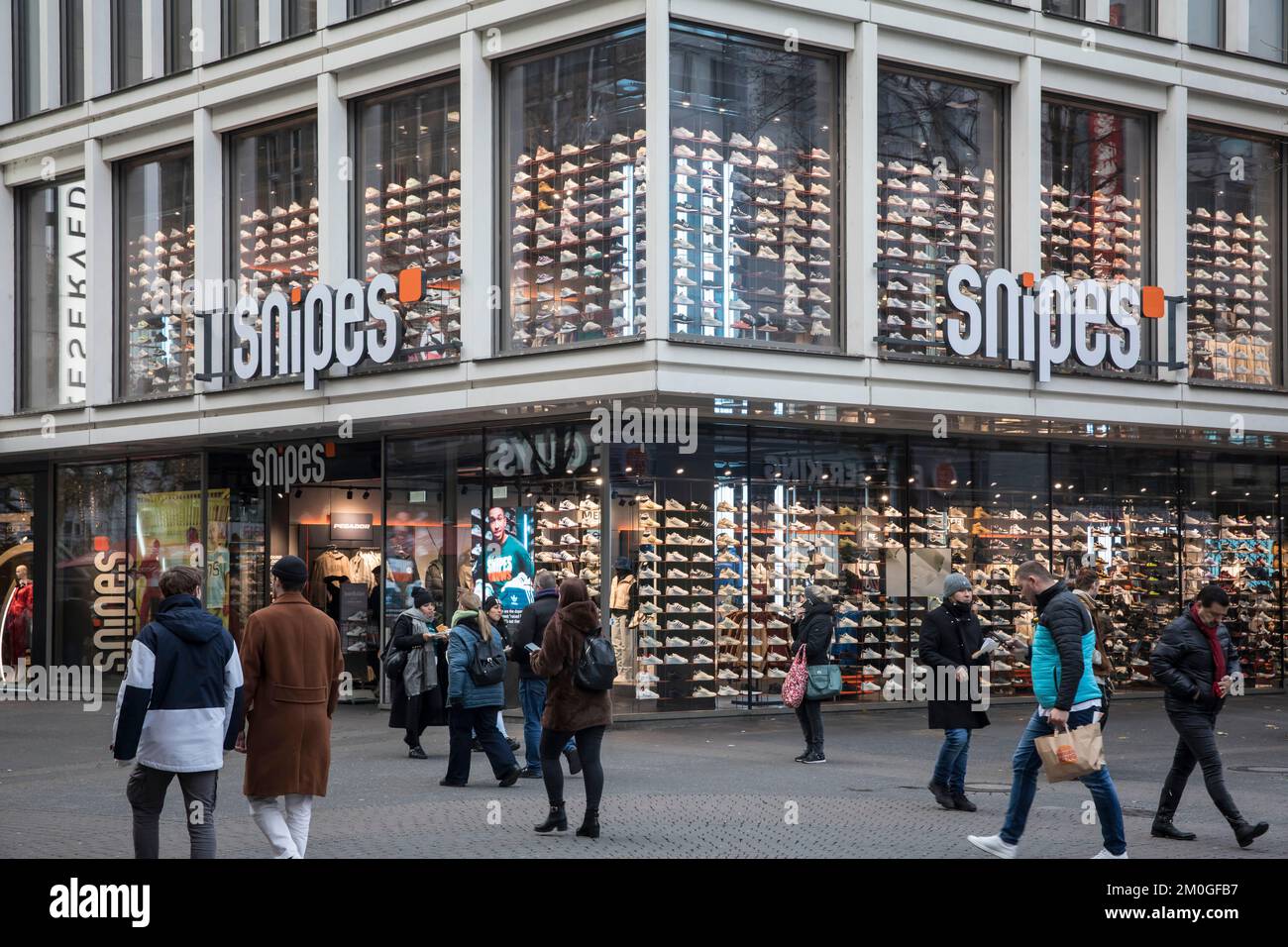 Snipes Laden in der Einkaufsstraße Schildergasse, Shop für Sneaker und Straßenbekleidung, Köln, Deutschland. Snipes Store in der Fussgaengerzone Schildergass Stockfoto