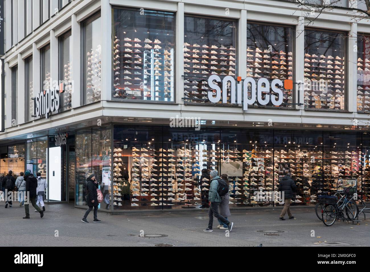 Snipes Laden in der Einkaufsstraße Schildergasse, Shop für Sneaker und Straßenbekleidung, Köln, Deutschland. Snipes Store in der Fussgaengerzone Schildergass Stockfoto