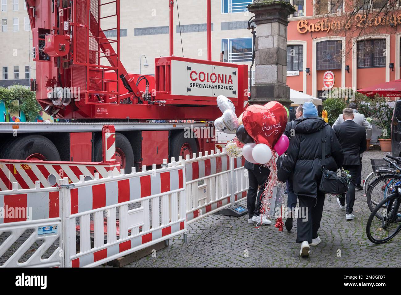 Baustelle auf dem Marsplatz in der historischen Stadt kommen die Gäste einer Hochzeit mit Ballons aus dem Standesamt in Köln. Baustelle am M. Stockfoto