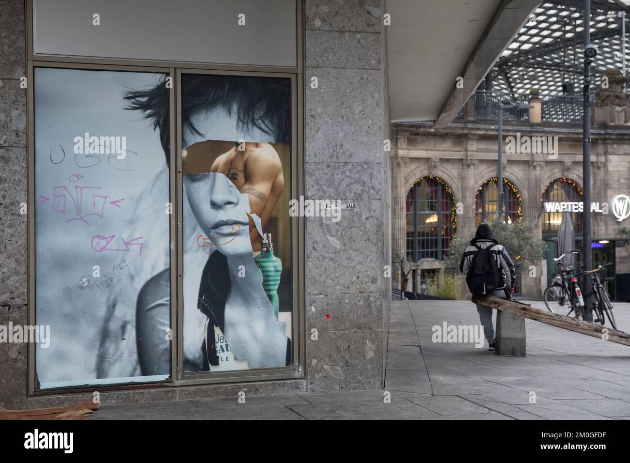 Sexistisches Graffiti auf einem teilweise abgerissenen Werbetoster am Kölner Hauptbahnhof. Sexistisches Graffiti auf einem teils abgerissenen W Stockfoto