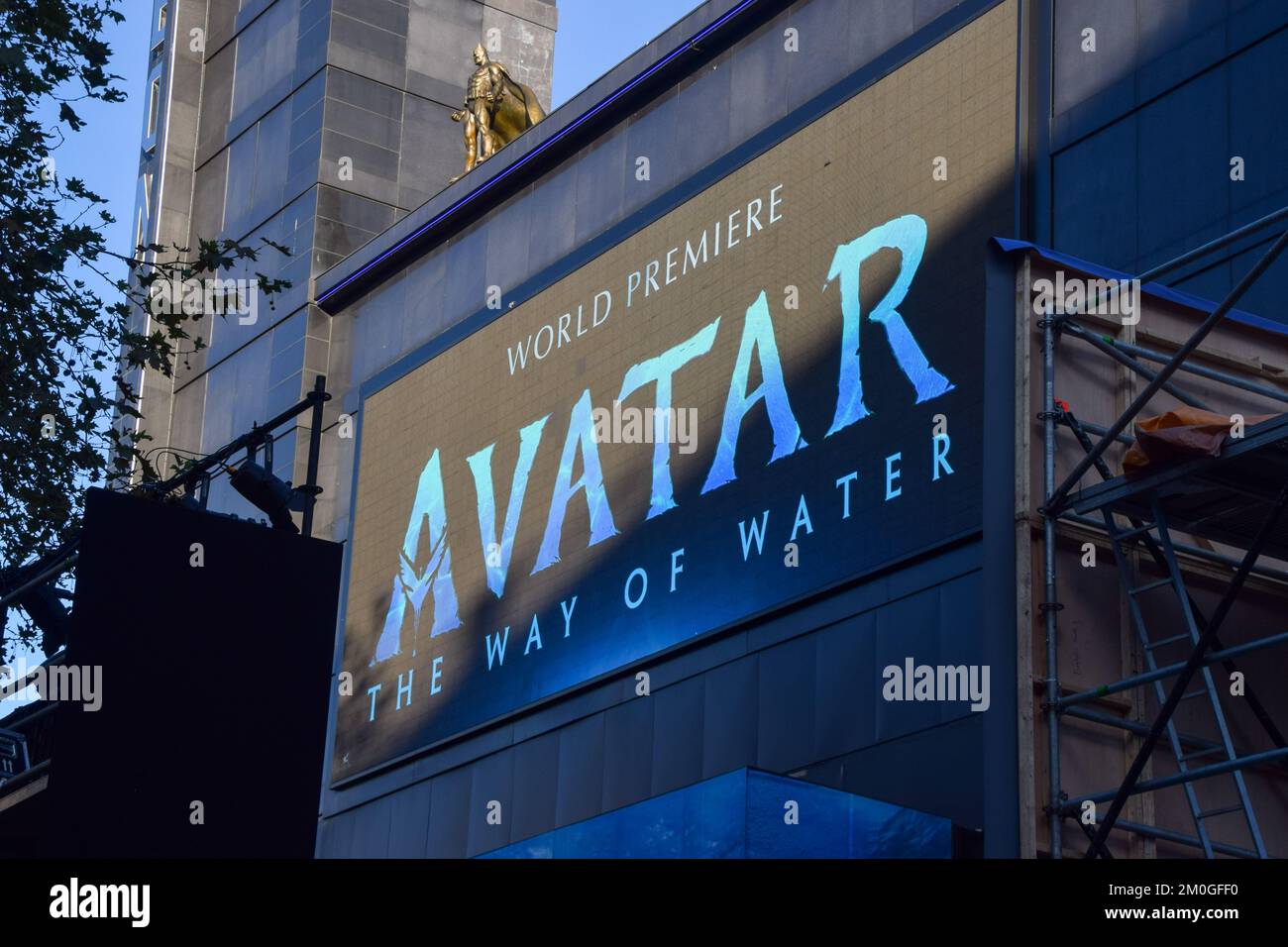London, Großbritannien. 6.. Dezember 2022 Vorbereitungen für die heutige Weltpremiere von Avatar - The Way of Water im Odeon Cinema am Leicester Square. Kredit: Vuk Valcic/Alamy Live News Stockfoto