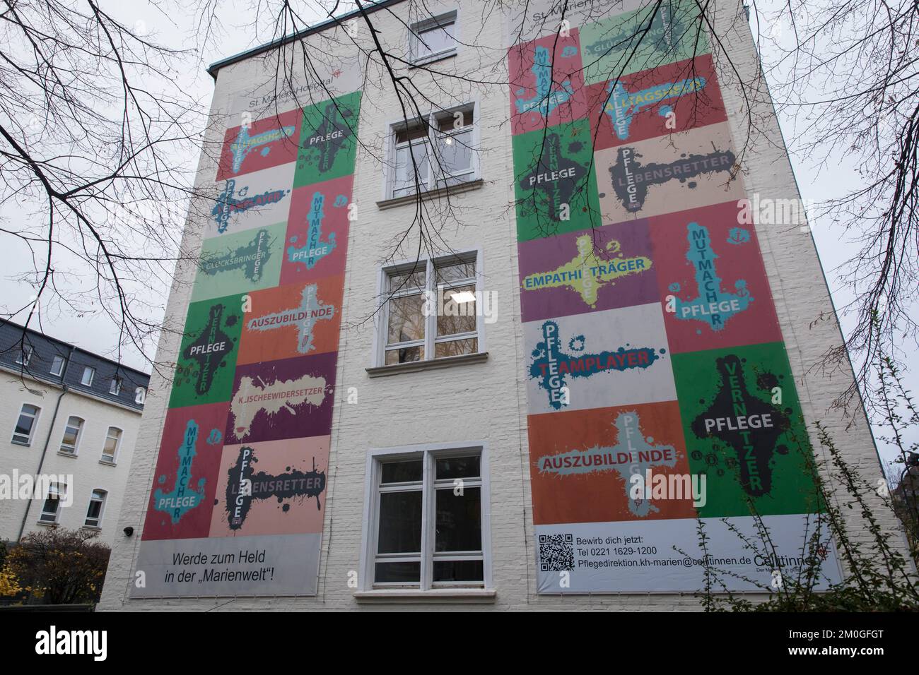 Poster in St. Mary's Hospital im Viertel Kuniberts rekrutiert Pflegepersonal in Köln. Plakate am St-Marien-Hospital im Kunibertsviertel werben um Stockfoto