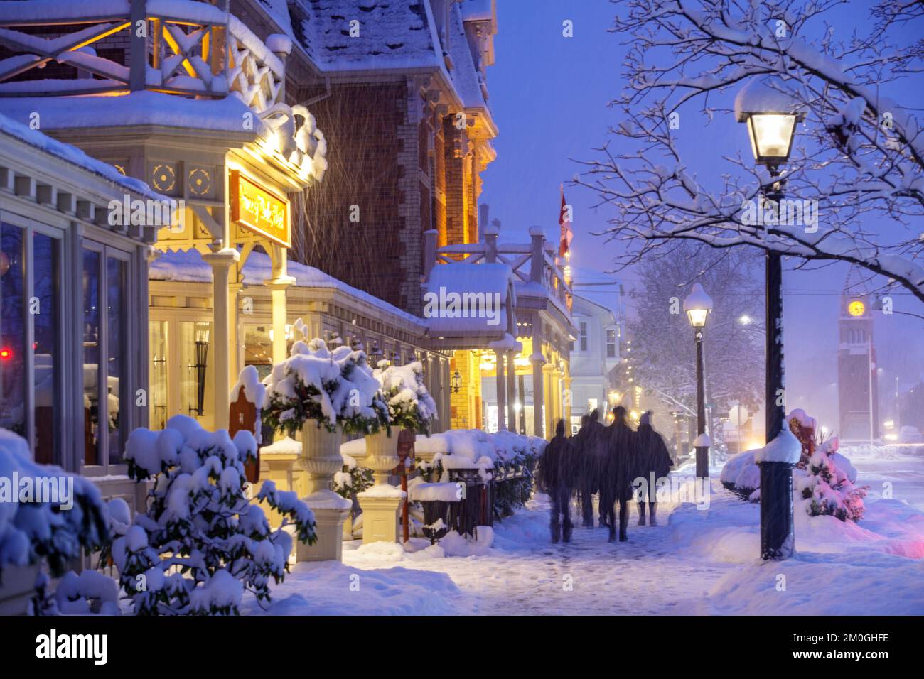 Kanada, Ontario, Niagara-on-the-Lake, Winterszene auf der Queen Street und das Prince of Wales Hotel an einem verschneiten Abend Stockfoto