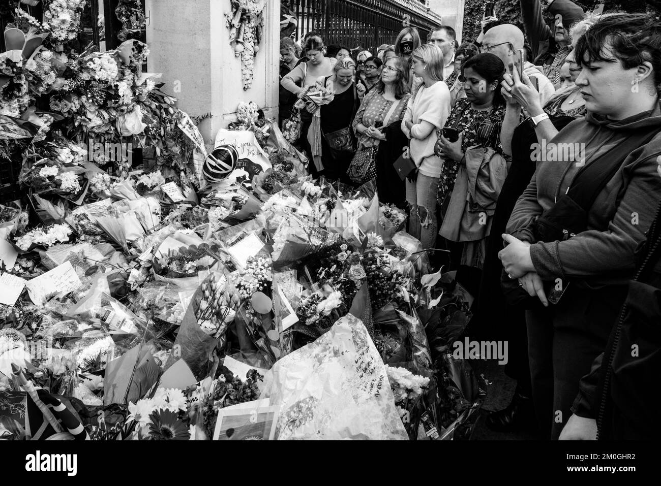 Die Briten versammeln sich vor dem Buckingham Palace, um Blumen zu legen und nach dem Tod von Königin Elizabeth II., London, Großbritannien, ihre Ehre zu erweisen. Stockfoto