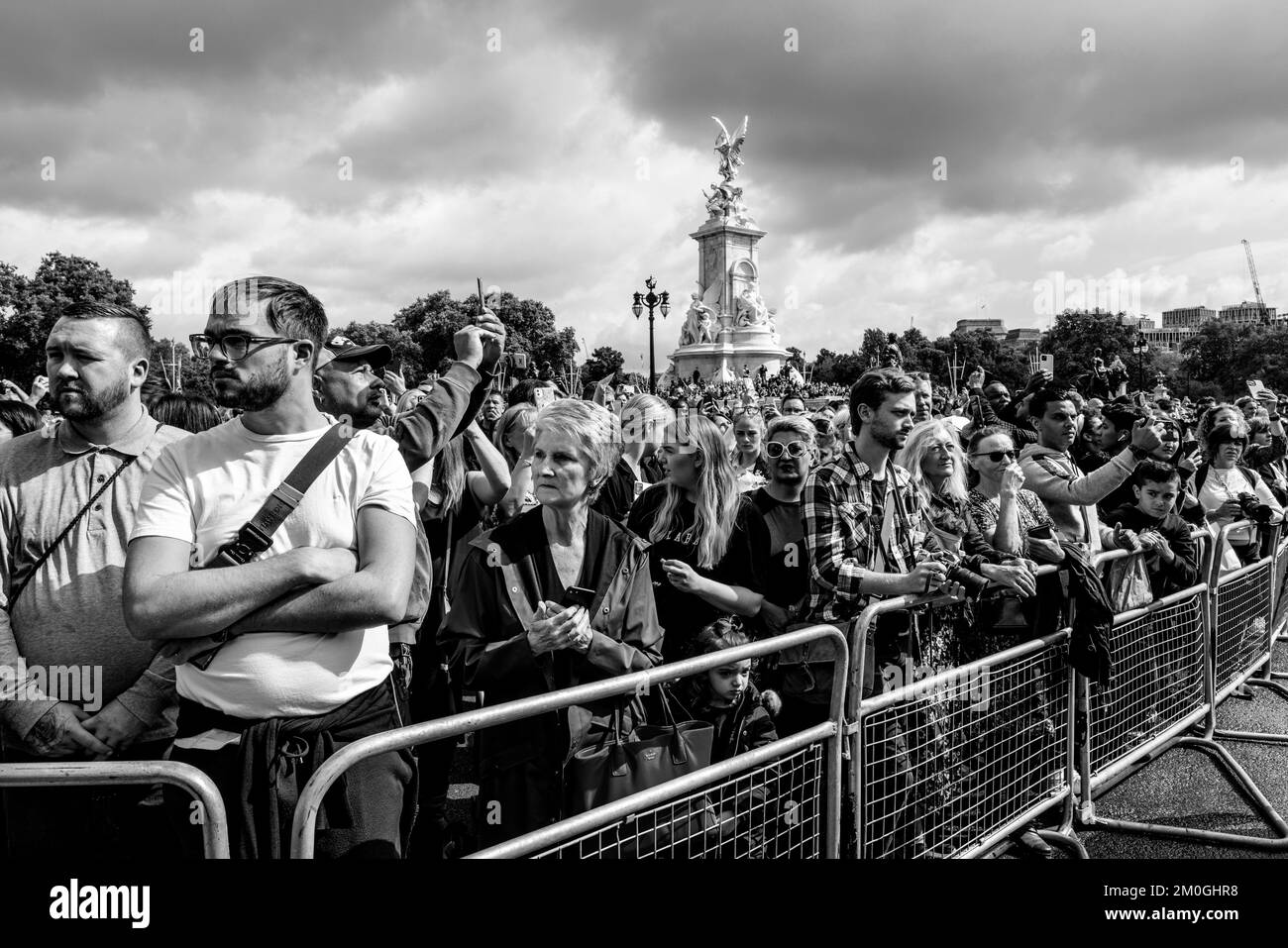 Die Briten warten vor dem Buckingham-Palast auf die Ankunft von König Karl III. Nach dem Tod von Königin Elizabeth II., London, Großbritannien. Stockfoto