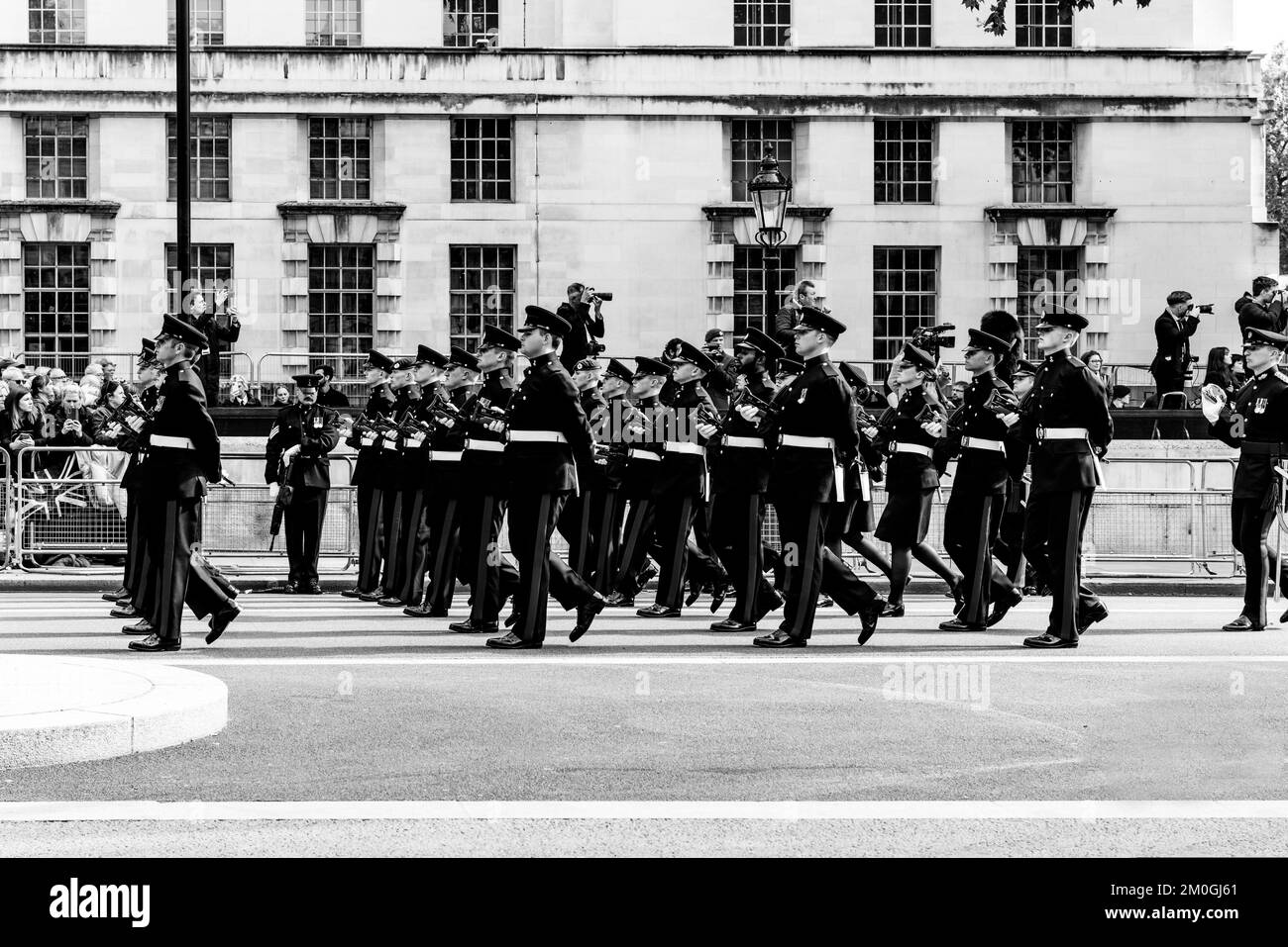 Mitglieder des britischen Militärs nehmen an der Queen Elizabeth II Funeral Procession, Whitehall, London, Großbritannien, Teil. Stockfoto
