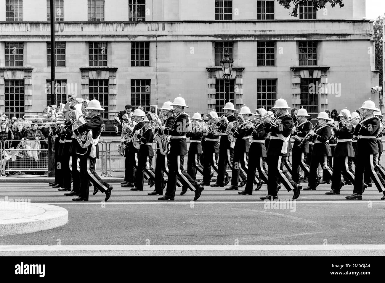 Eine britische Armee/Royal Marines Band tritt während der Queen Elizabeth II Funeral Procession, Whitehall, London, Großbritannien, auf. Stockfoto