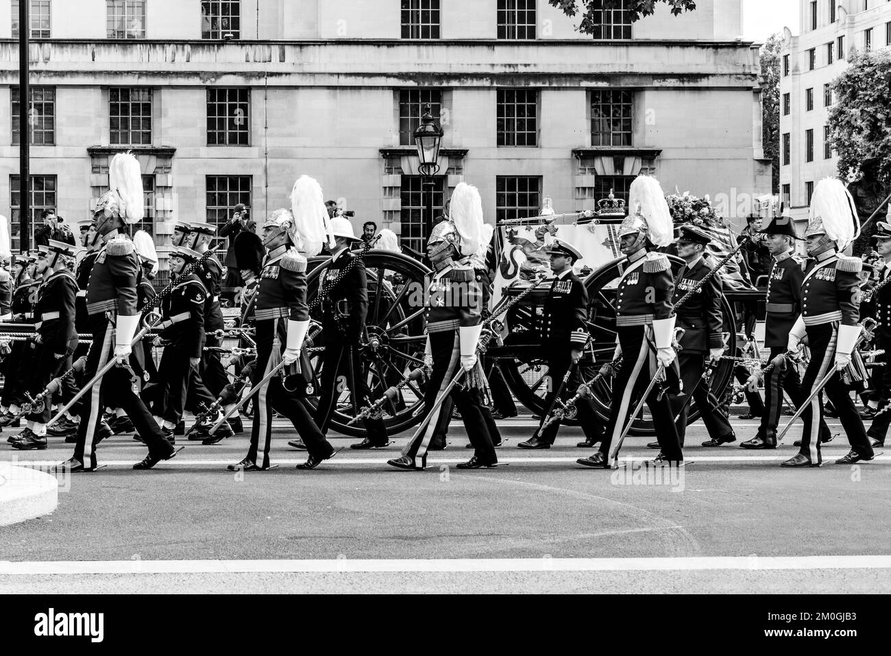 Die Trauerprozession von Königin Elizabeth II. Fährt auf dem Weg nach Wellington Arch, London, Großbritannien, Whitehall hinauf. Stockfoto