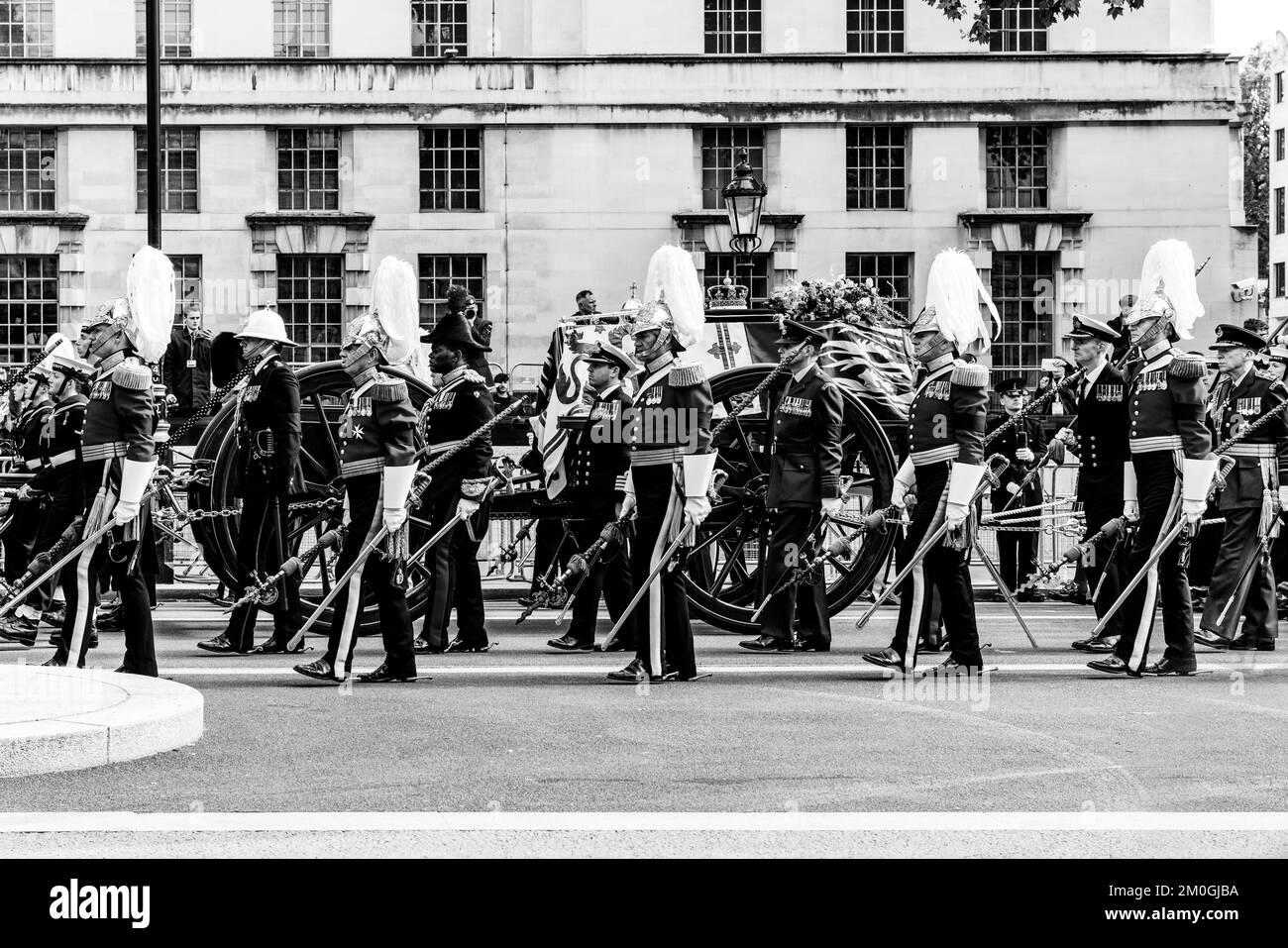 Die Trauerprozession von Königin Elizabeth II. Fährt auf dem Weg nach Wellington Arch, London, Großbritannien, Whitehall hinauf. Stockfoto