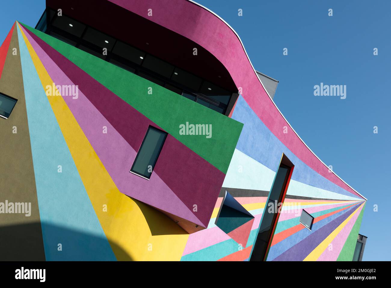 Außenansicht der Towner Art Gallery in Eastbourne, East Sussex, England, Großbritannien. Zeigt das Wandgemälde von Lothar Götz aus dem Jahr 2019. Stockfoto