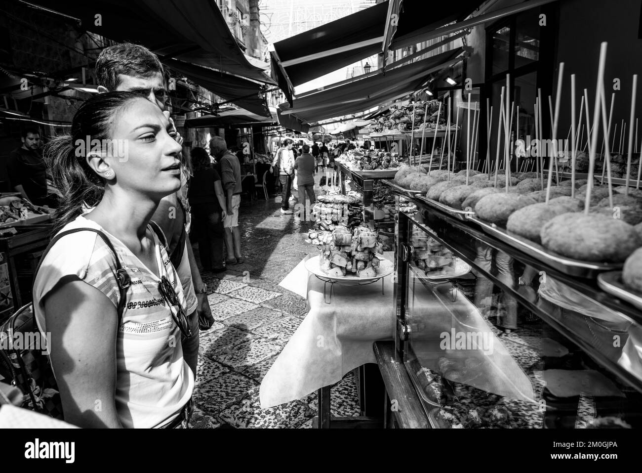 Ein Paar, das Mittagessen an Einem Imbissstand im Capo Markt (Mercado del Capo), Palermo, Sizilien, Italien kauft. Stockfoto