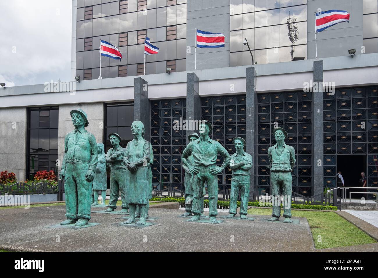 Figuren, die der Costa-ricanische Bildhauer Fernando Calvo im Geschenkdenkmal entworfen hat und 1989 in San José, Costa Rica, platziert wurde Stockfoto