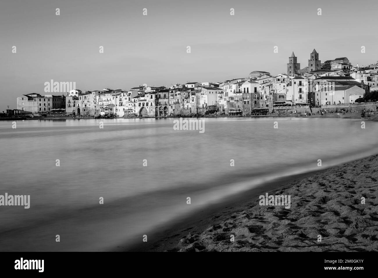 Die Sizilianische Resortstadt Cefalu Bei Sonnenuntergang, Sizilien, Italien. Stockfoto