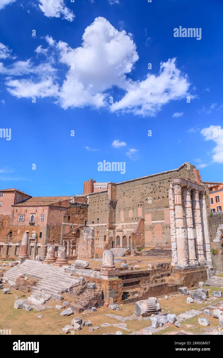 Forum Augustus in Rom, Italien: Blick auf die Ruinen des Tempels des Mars Ultor (Mars der Avenger) und die Mauer in Richtung Suburra. Stockfoto